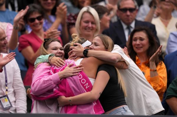 Marketa Vo<em></em>ndrousova celebrates after winning the women's Wimbledon championship.