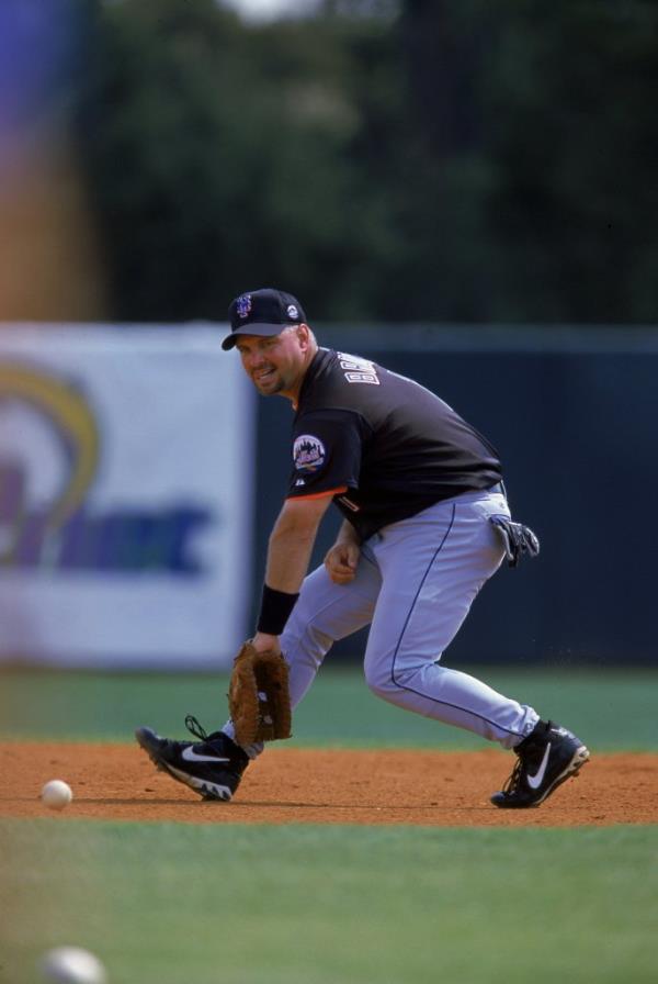 Garth Brooks fields a grounder during a Mets spring training game in 2000. 