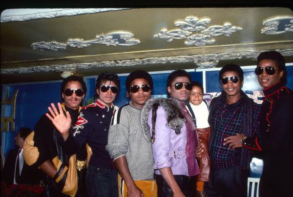 (L-R) Marlon, Michael, Tito, Randy, Lewis, Jackie, and Jermaine Jackson at the Tavern in the Green in New York City on Nov. 30, 1983.