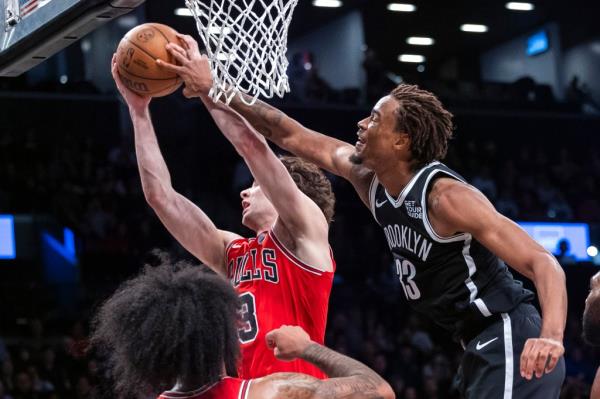 Nic Claxton (right) battles Josh Giddey for a rebound during the Nets' win over the Bulls.